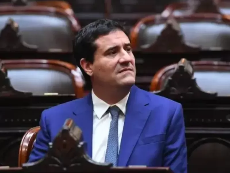 Maximiliano Abad podría negociar con LLA a título personal, tras perder control en la UCR