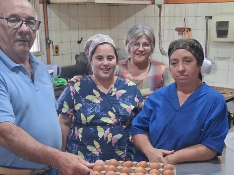 El Director de Producci&oacute;n  entreg&oacute; huevos y tomates al hospital municipal