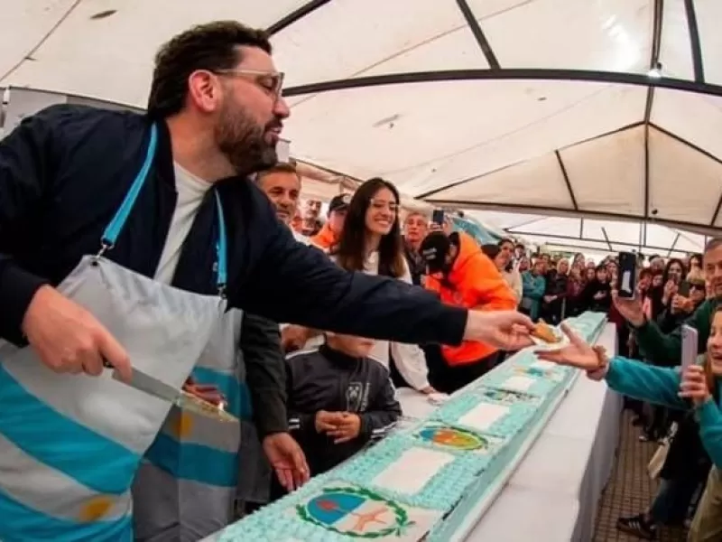 Dolores celebró con una torta argentina gigante