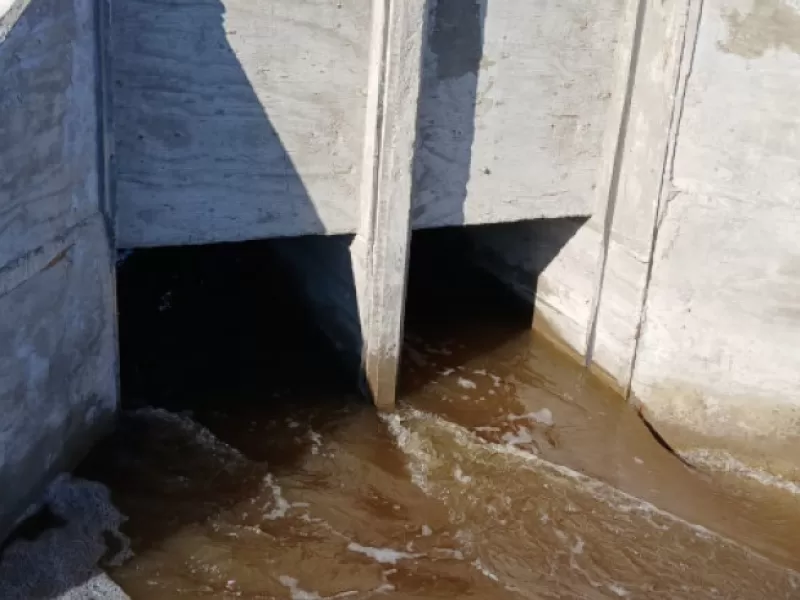 Concluyó el reacondicionamiento de la compuerta doble ubicada en el camino al Saladero.