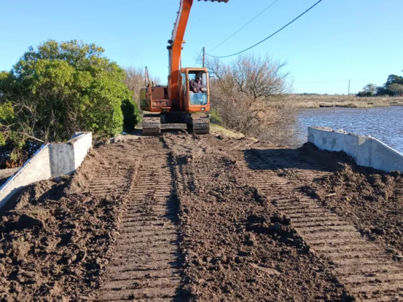 Concluyó el reacondicionamiento de la compuerta doble ubicada en el camino al Saladero.