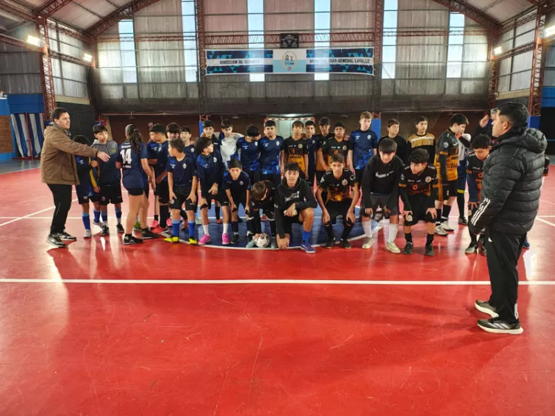 Encuentro de futsal entre j&oacute;venes deportistas de Lavalle y San Clemente
