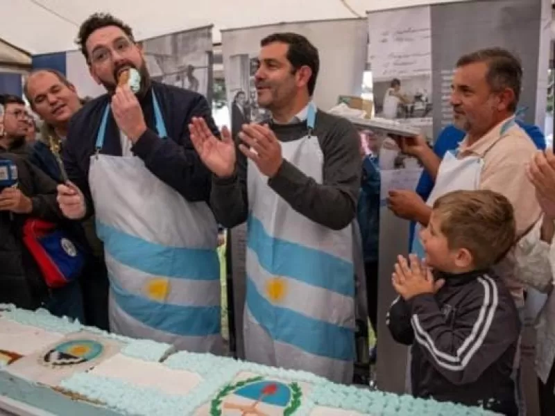 Dolores celebró con una torta argentina gigante